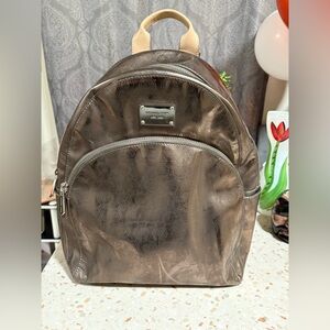 MICHAEL KORS JET SET BACKPACK
PALE GOLD MONOGRAM